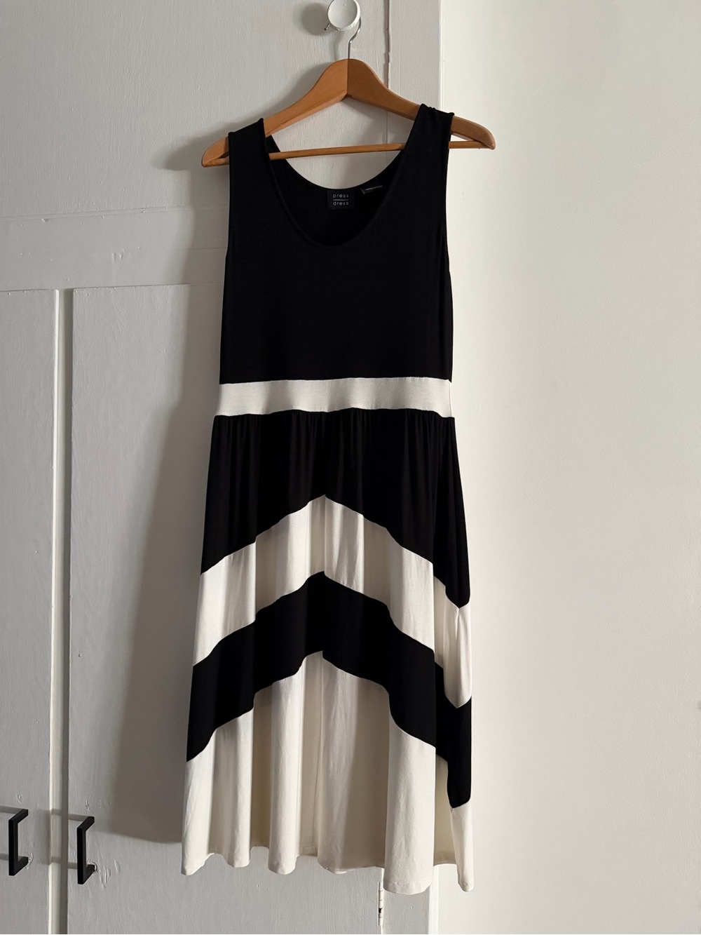 Sleeveless Black & White Chevron Midi Dress